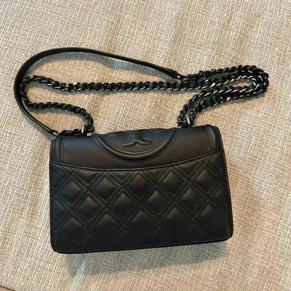 Tory Burch Fleming Matte Small Convertible Shoulder Bag

Style #82562 - Picture 2 of 9